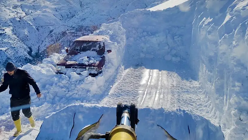 Kale'de Zorlu Kış Şartları: Kar Altında Kalan Araç Bulundu