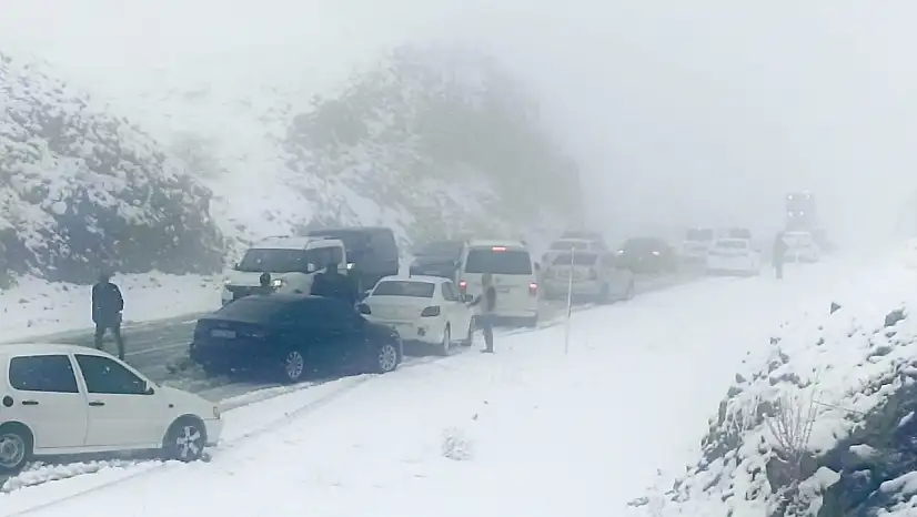 Malatya– Çelikhan Yolunda Yoğun Kar ve Tipi Ulaşımı Aksattı