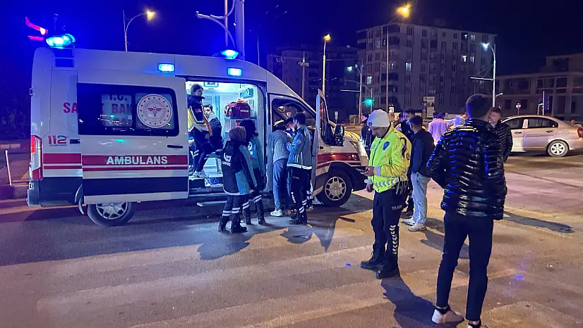 Malatya'da Çöşnük Kavşağı'nda İki Otomobil Çarpıştı: 6 Yaralı