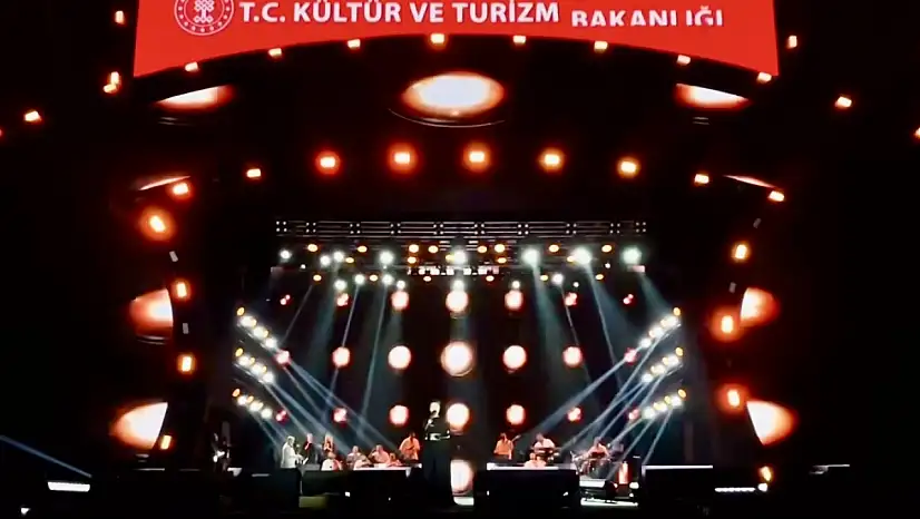 Malatya'da Kültür Yolu Festivali Coşkusu: Binlerce Kişi Ebru Yaşar Konserinde Buluştu