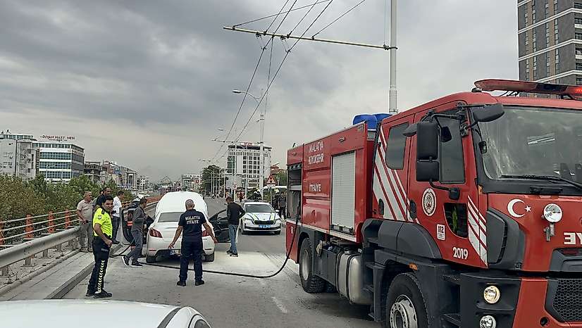 Malatya'da Seyir Halindeki Otomobilde Yangın Paniği