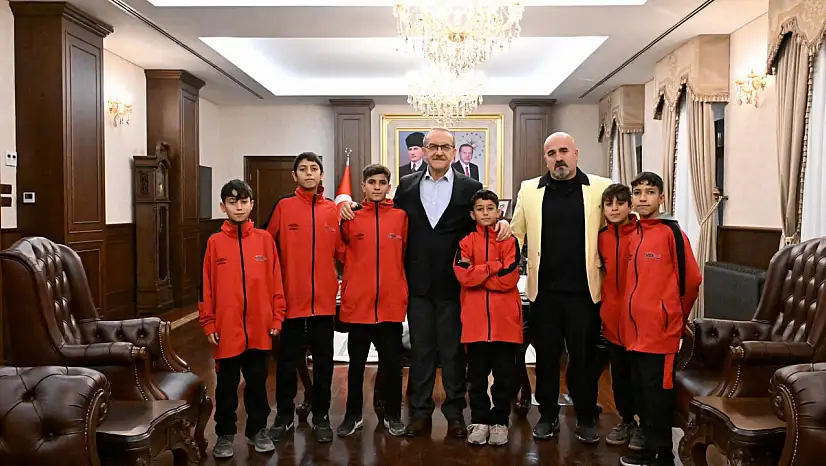 Malatyalı Hokeycilerden Milli Başarı: U16 ve U13 Sporcuları Vali Yavuz'u Ziyaret Etti