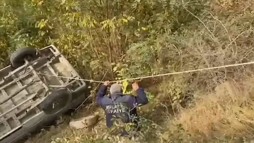 Minibüs şarampole yuvarlandı: 3 yaralı