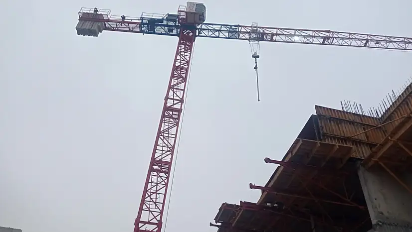 Paralarını Alamayan İşçiler İsyan Edip Kule Vinçe Çıktı