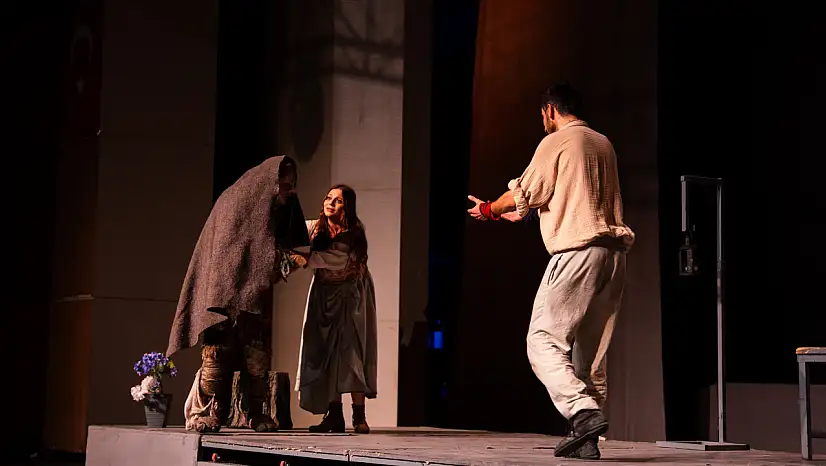 Tasavvuf müziğinin güçlü ismi Eşref Ziya, Malatya'da dinleyicilere huzur dolu bir gece yaşattı.