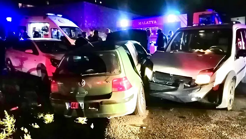 Yakınca Mahallesi'nde Trafik Kazası: 3 Araç Çarpıştı