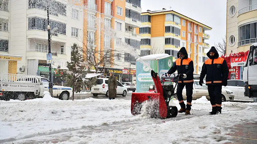 Yeşilyurt'ta Kar Alarmı: Ekipler 7/24 Sahada