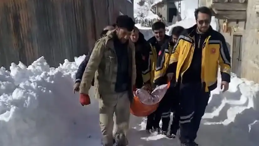 Yoğun Karda Zamanla Yarış: 86 Yaşındaki Hasta Ekipler ve Vatandaşların Desteğiyle Kurtarıldı