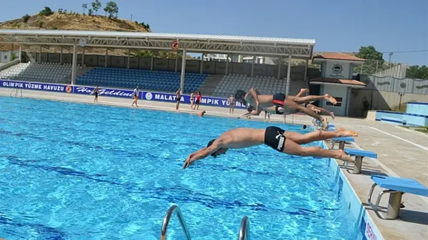 2025 Yılı Yaz Ayları Boyunca Olimpik Açık Yüzme Havuzunun Halka Açık Gün ve Saatleri