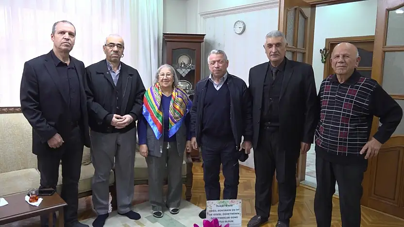 51 Yıl Sonra Duygusal Buluşma: Eski Öğrencilerinden Emekli Öğretmene Sürpriz Ziyaret