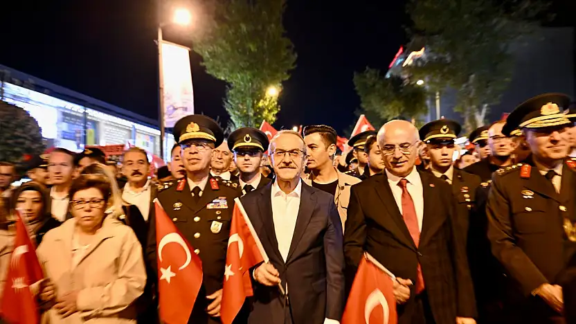 70 Metrelik Türk Bayrağıyla Cumhuriyet Yürüyüşü