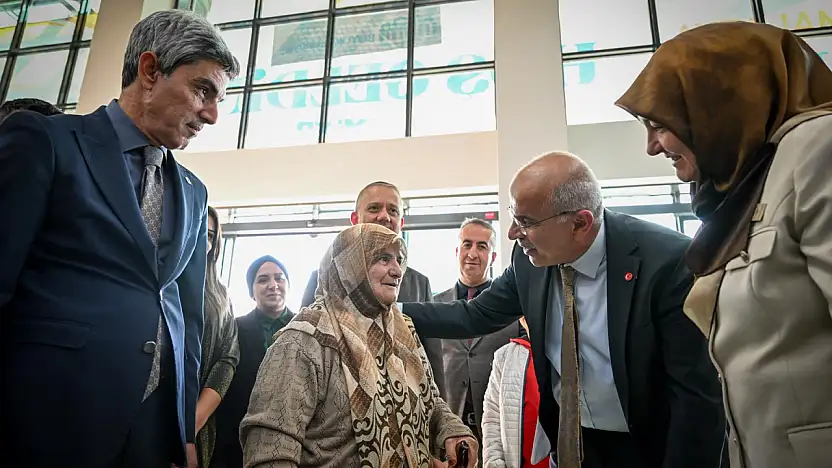 88 Yaşında Okuma-Yazma Öğrendi, Kitap Fuarının Onur Konuğu Oldu
