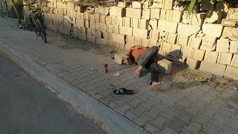 Adıyaman'da madde kullanan şahıs emniyet binası karşısında yere yığıldı