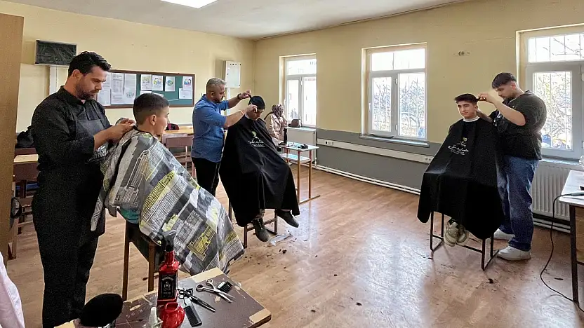 Akçadağ Levent'te Öğrencilere Anlamlı Destek: 80 Öğrenciye Ücretsiz Tıraş ve Kırtasiye Yardımı