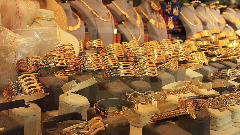 Altın Fiyatları Yeni Zirvede: Ons 4.698 Doları Gördü