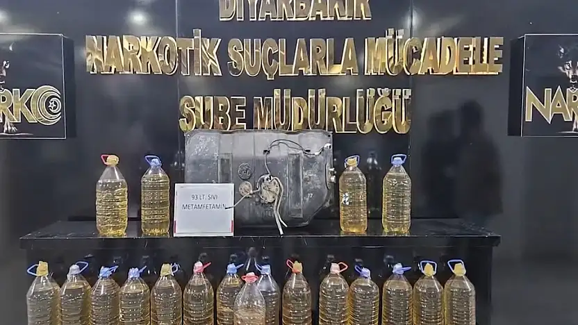 Aracın yakıt deposunda 93 litre sıvı uyuşturucu ele geçirildi
