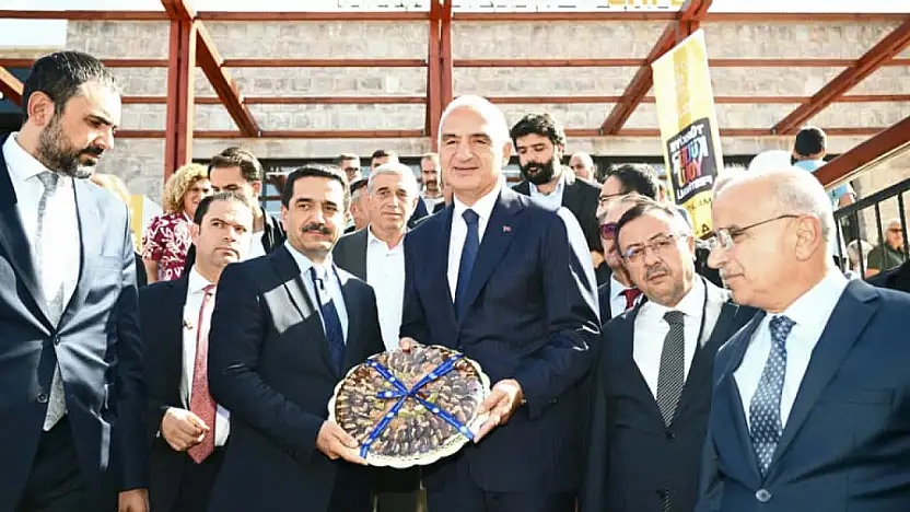 Bakan Ersoy, Arslantepe Karşılama Merkezi Açılışında Battalgazi Belediyesi Seramik Standını Ziyaret Etti