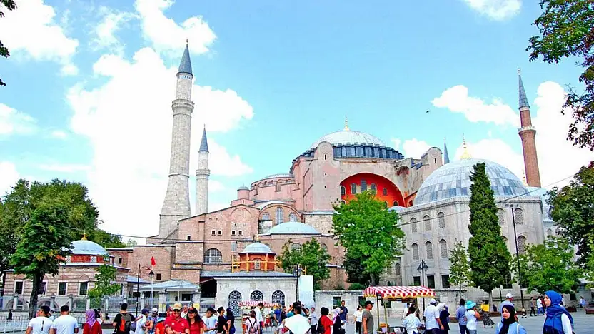 Bakan Ersoy: Turizm gelirinde 6 aylık dönemde zirve