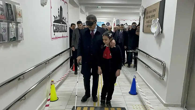 Bakan Tekin Malatya'da Görme Engelli Öğrencilerle Beyaz Bastonla Yürüdü