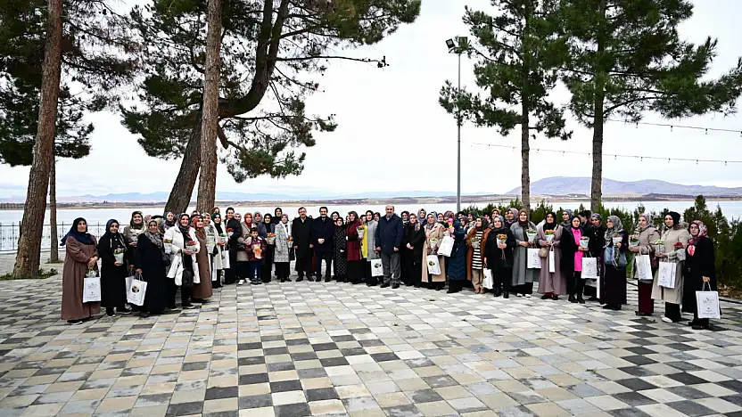 Başkan Taşkın Ak Parti Kadın Kolları Mahalle Başkanları Toplantısına Katıldı