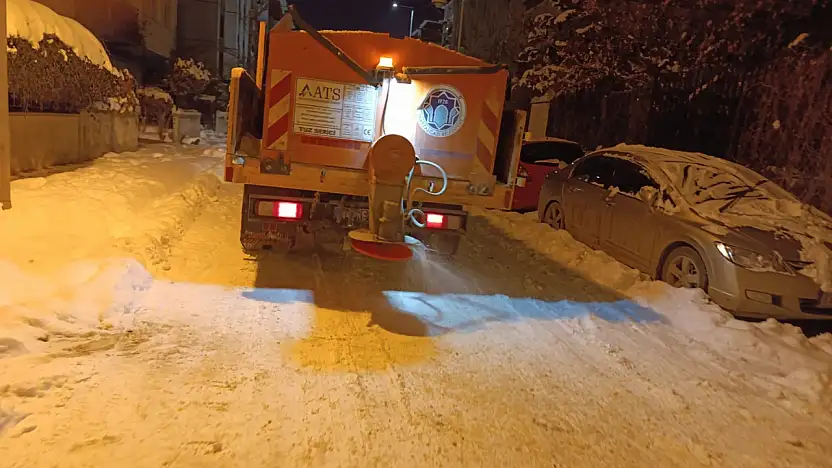 Battalgazi Belediyesi ekipleri tuzlama çalışmalarını aralıksız sürdürüyor