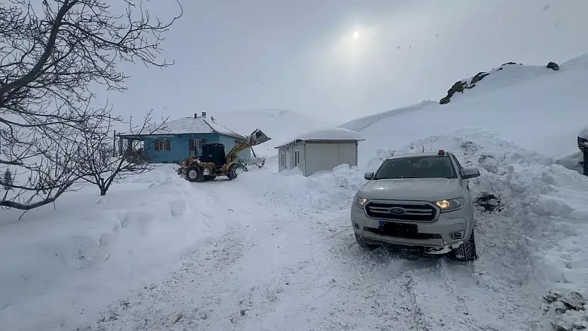 Battalgazi Belediyesi Ekipleri Sağlık Çalışanlarını İş Makinesiyle Hastaya Ulaştırdı