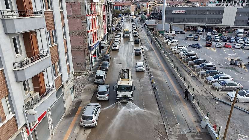 Battalgazi Belediyesi Konteynerlerin Kaldırıldığı Alanlarda Temizliği Sürdürüyor