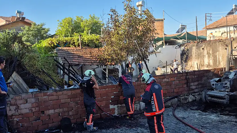 Battalgazi'de Tek Katlı Evde Yangın: Ev ve Traktör Kül Oldu