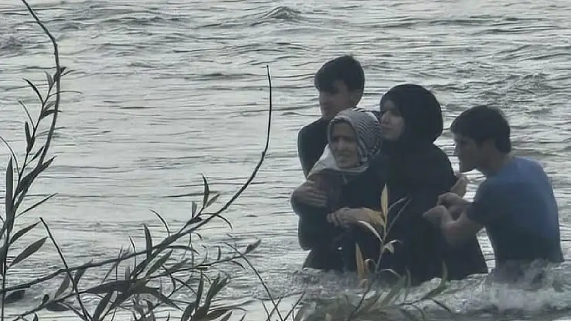 Beyhan Barajı kapakları açıldı, Murat Nehri'nde aile mahsur kaldı