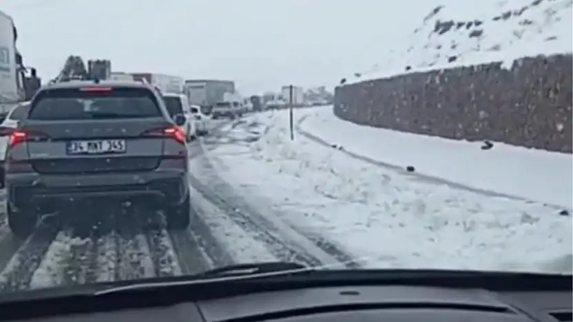 Bingöl-Erzurum yolunda mayıs ayında kar yağışı