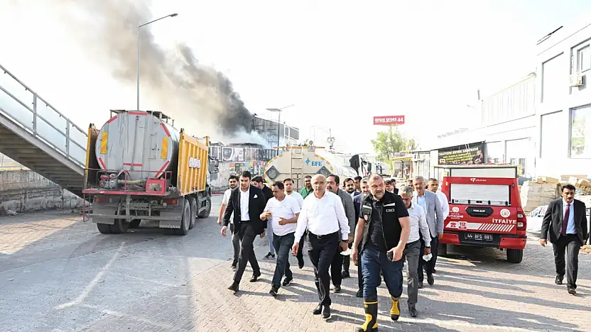 Büyükşehir Belediyesi 12 İtfaiye Aracı Ve 50 Personelle Yangına Müdahale Etti