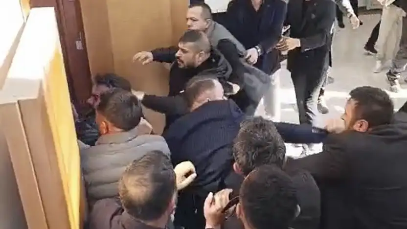 CHP Malatya İl Kongresinde Kavga Çıktı: Yumruklar Havada Uçuştu