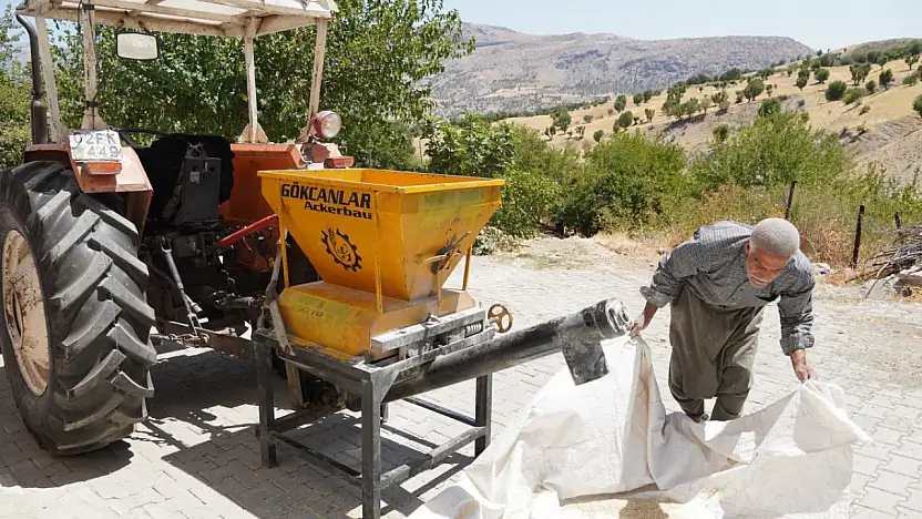 Çiftçilikten umudu kesti, yem kırma ustalığıyla geçimini sağlıyor