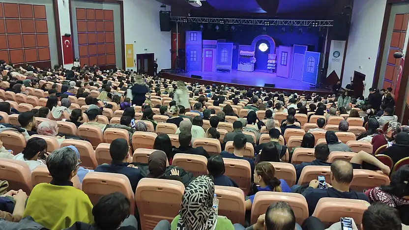 'Çok Güzel Hareketler 2' Turnesi Malatya'da Kapalı Gişe Sahnelendi