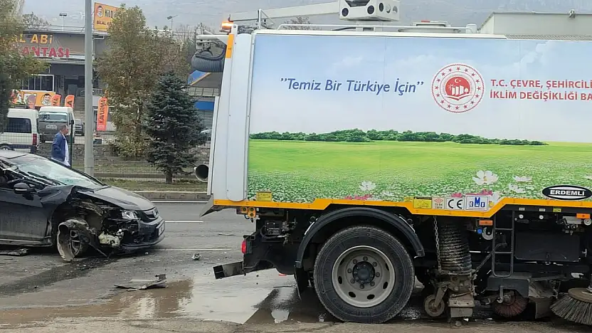 Çöp Kamyonuna Arkadan Çarptı, Ölümden Döndü