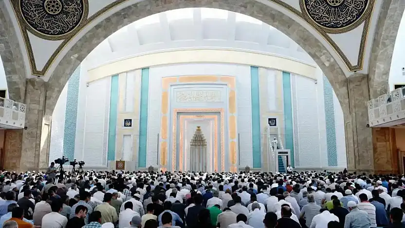 Cuma hutbesi: İnsan kâinatın gözbebeği