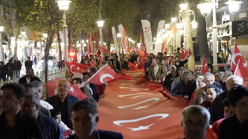 Cumhuriyet Yürüyüşünde Marş Krizi: '102 Yıllık Destanı Susturamazsınız'