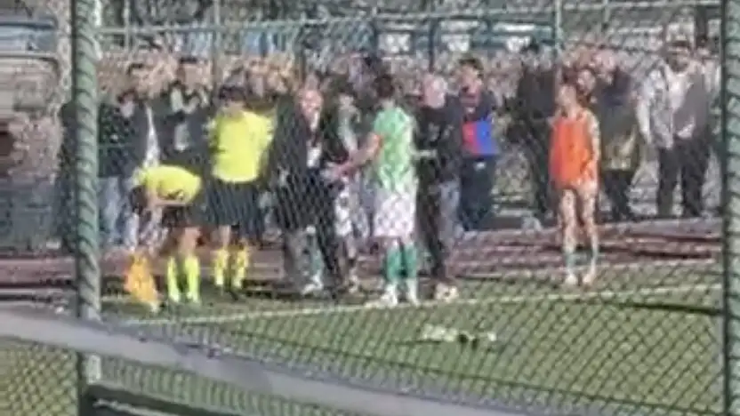 Darende'de Amatör Maçta Skandal: Yardımcı Hakeme Scooter Atıldı