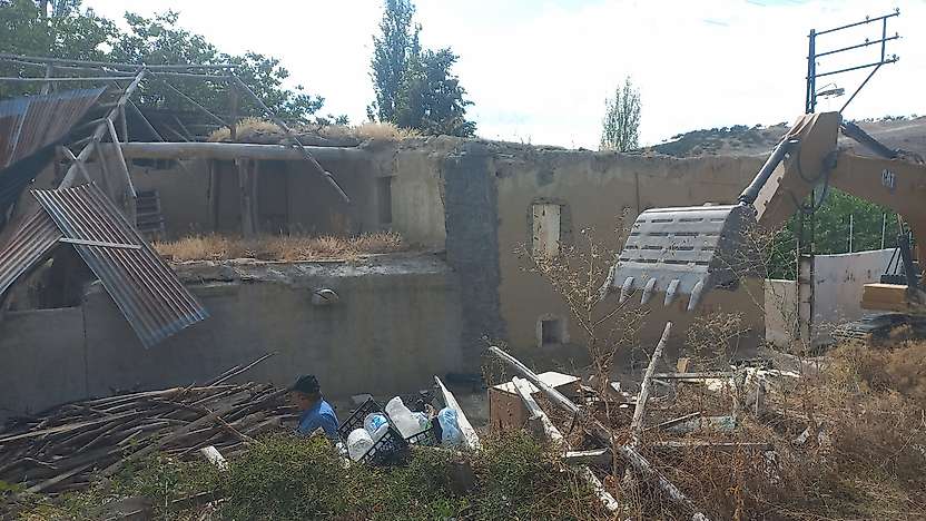 Darende'de Depremde Ağır Hasar Alan 3 Ev Yıkılıyor