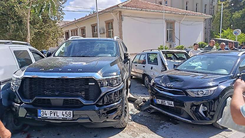 Darende'de Kontrolden Çıkan Araç 4 Park Halindeki Araca Çarptı