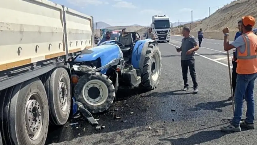Darende'de Traktör Tır'a Çarptı: 1 Yaralı