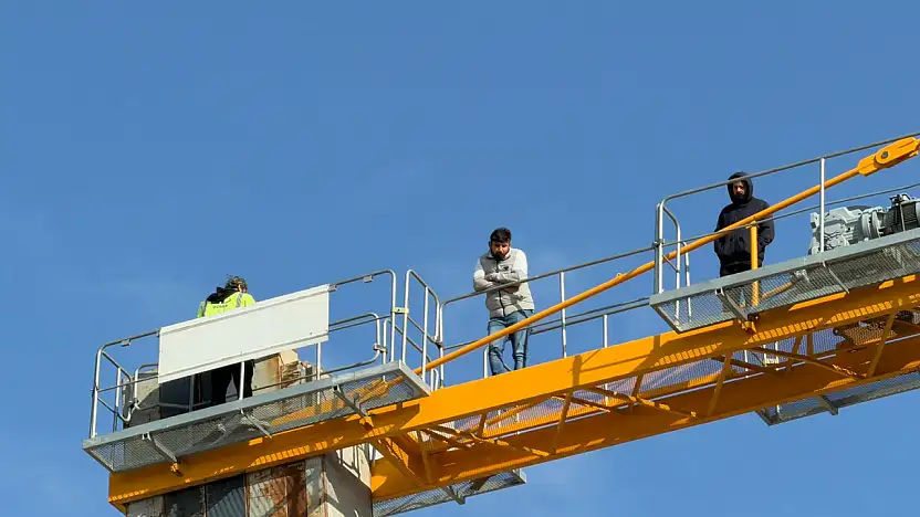 Doğanşehir'de Maaşlarını Alamayan İnşaat İşçileri Kule Vinçe Çıktı