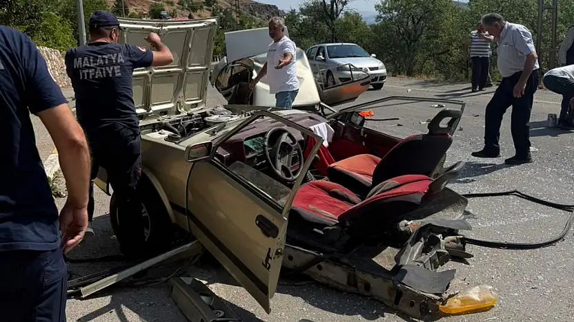 Elektrik direğine çarpan otomobil ikiye ayrıldı: 1 yaralı