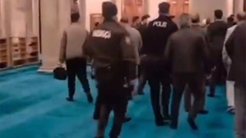 Eyüpsultan Camii'nde namaz sırasında silahlı tartışma: Havaya 4 el ateş edildi