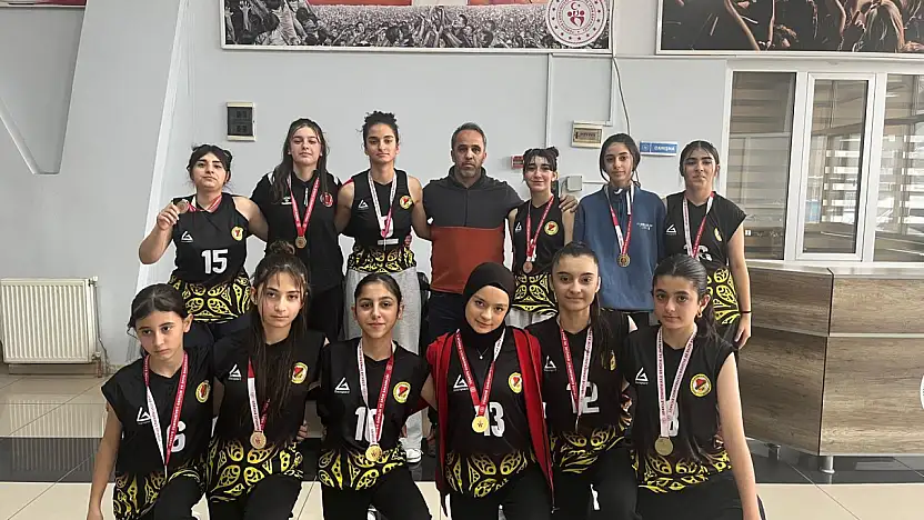 Gazi Ortaokulu'ndan Büyük Başarı: Yıldız Kızlar Voleybol Takımı Yarı Finallerde
