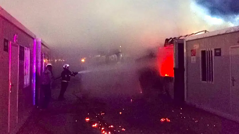 Gece Yarısı Konteyner Kentte Yangın Paniği
