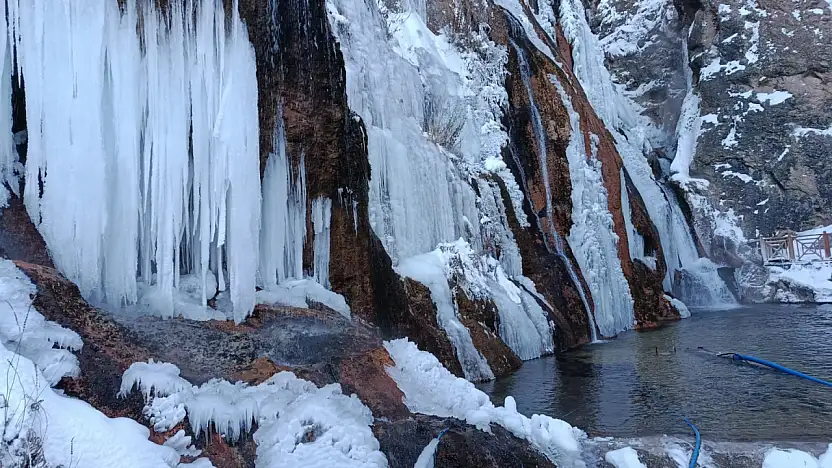 Günpınar Şelalesi Eksi 20'de Dondu, Doğa Kartpostallık Manzaralar Sundu