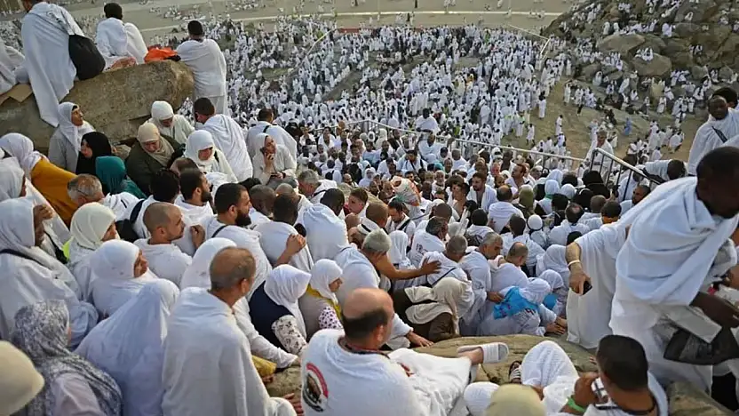 Hacılar Arife gününe hazır: 1,5 milyon kişi Arafat'a doğru yola çıktı