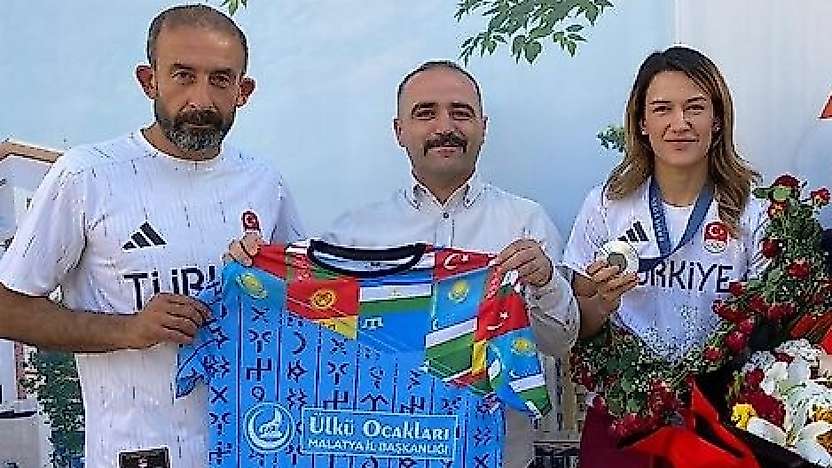 Hatice Akbaş Avrupa'nın Zirvesinde: Şengönül'den Gurur Mesajı