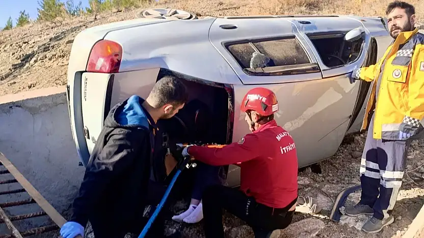 Hekimhan'da Trafik Kazası: Otomobil Devrildi, 3 Yaralı